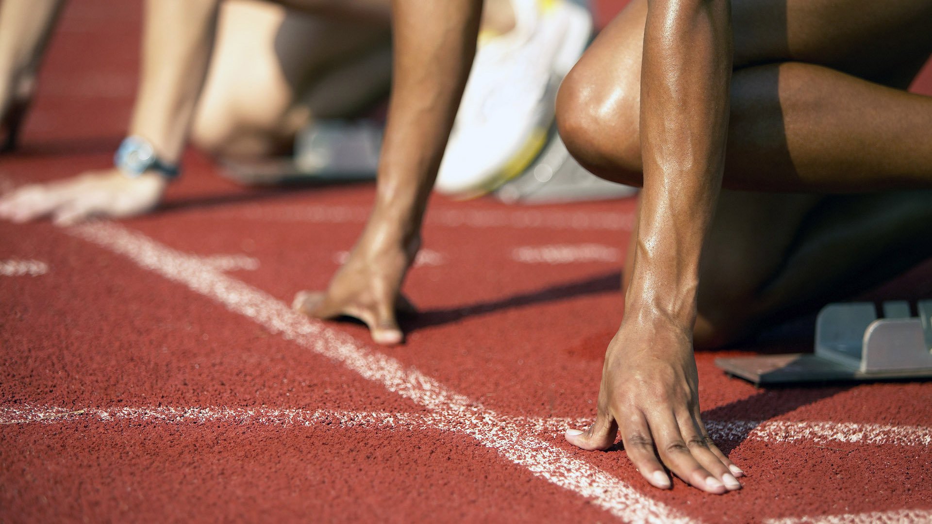 寒冷天气影响比赛节奏体能储备成为胜负关键因素，天气寒冷运动