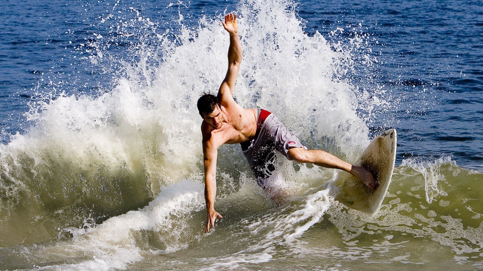 弗朗索瓦·霍尔茨豪伊泽：南非队的后场核心，精准传球助力锋线破门