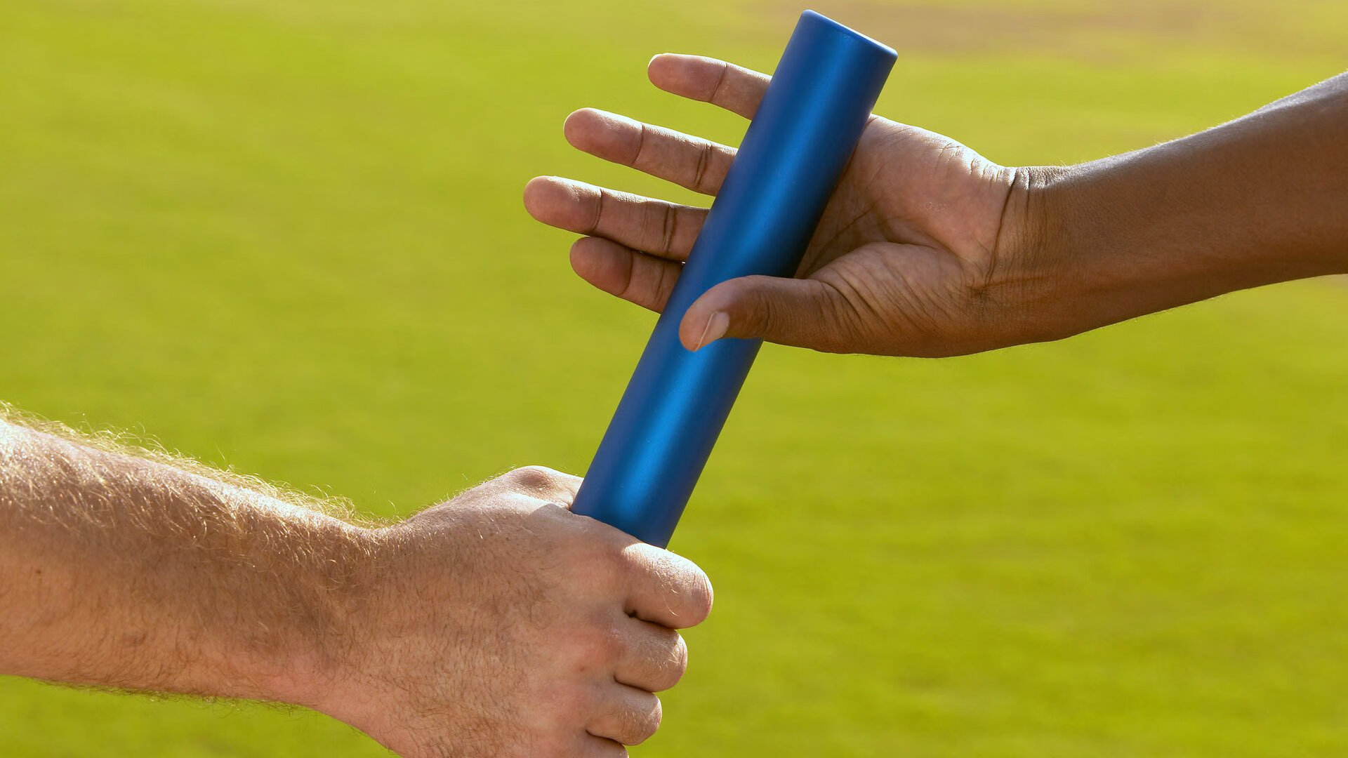 哥伦比亚队中场卡瓦尼在巴黎奥运会上展现出强大的进攻组织能力